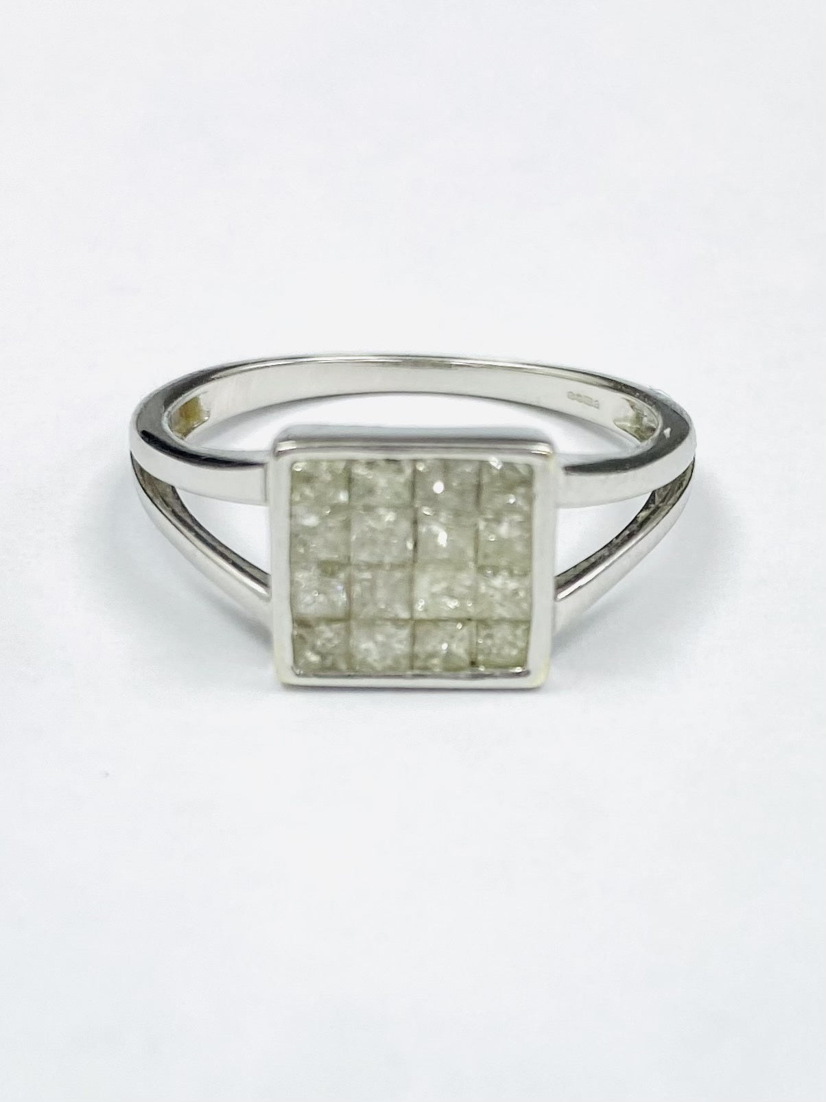 18ct White Gold 1.00cts Diamond Cluster Ring