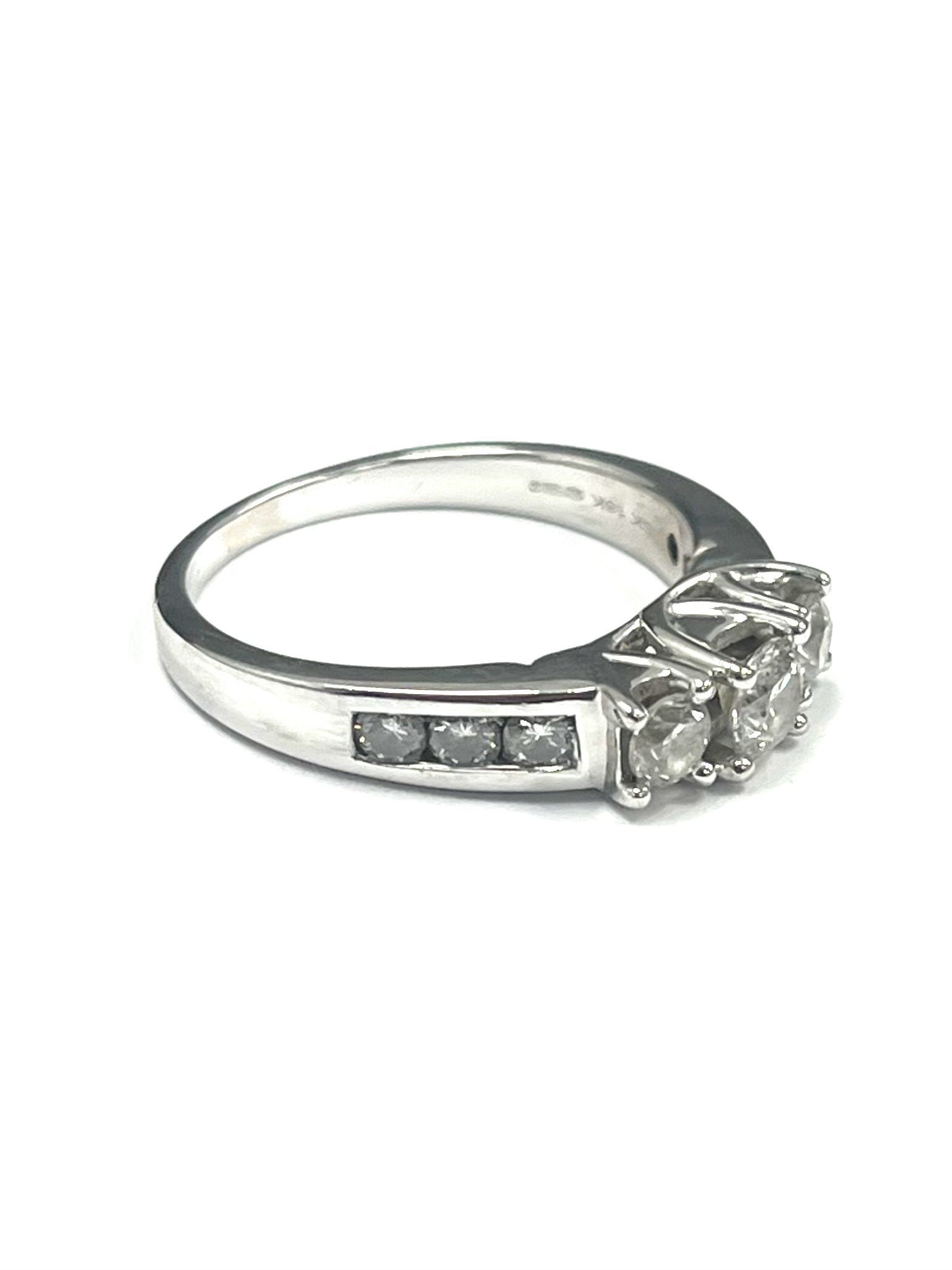 18ct White Gold 1.00cts diamond ring.