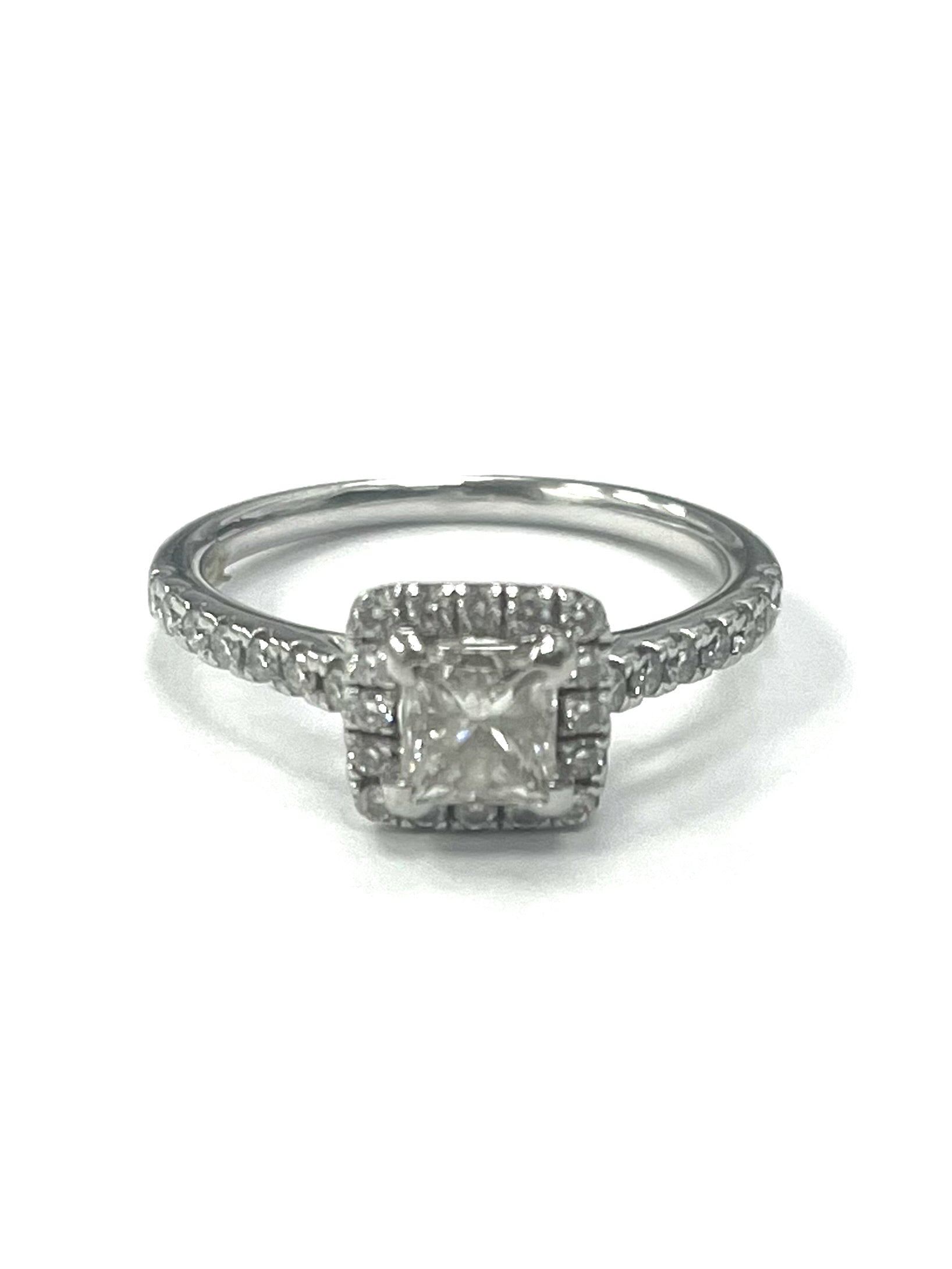 18ct White Gold Halo Cluster Ring