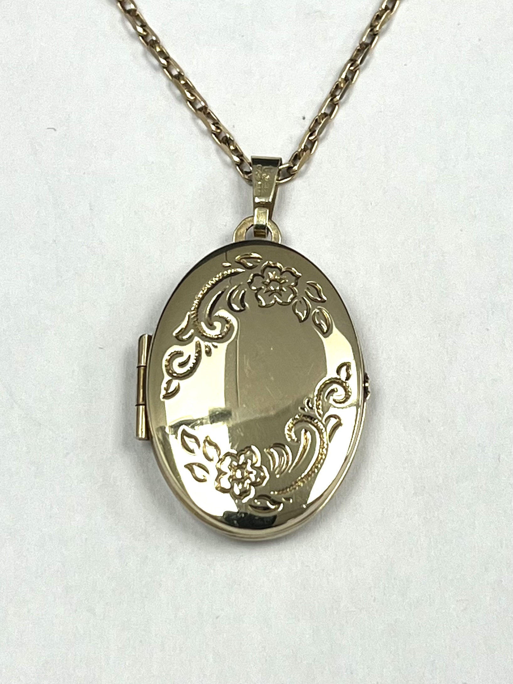 9ct Yellow Gold Oval Engraved Locket