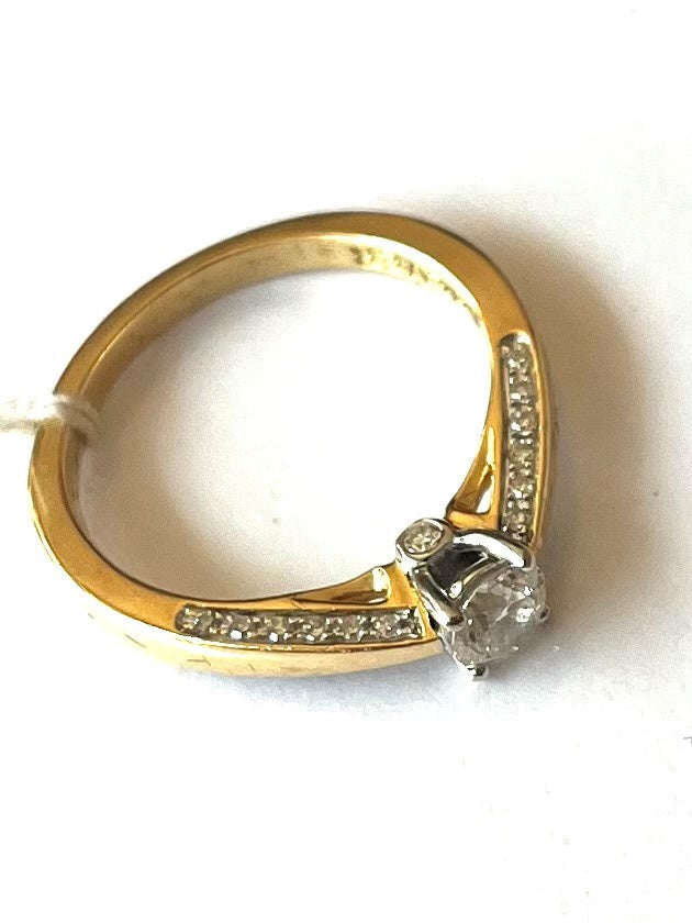 18ct Yellow Gold & Platinum Ring approx. 0.25ct Centre Stone & Diamond set sides.