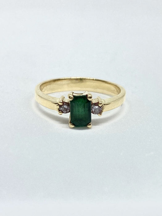 18ct Yellow Gold Emerald & Diamond Ring Approx. 0.08cts.