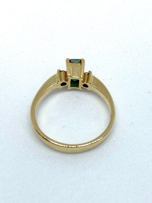 18ct Yellow Gold Emerald & Diamond Ring Approx. 0.08cts.
