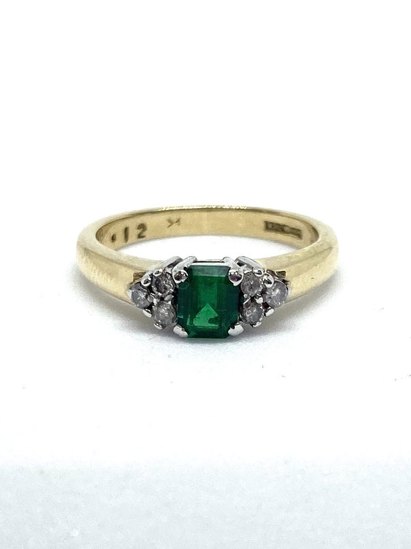 18ct Yellow Gold Emerald & Diamond Cluster Ring. Approx. 0.12cts.